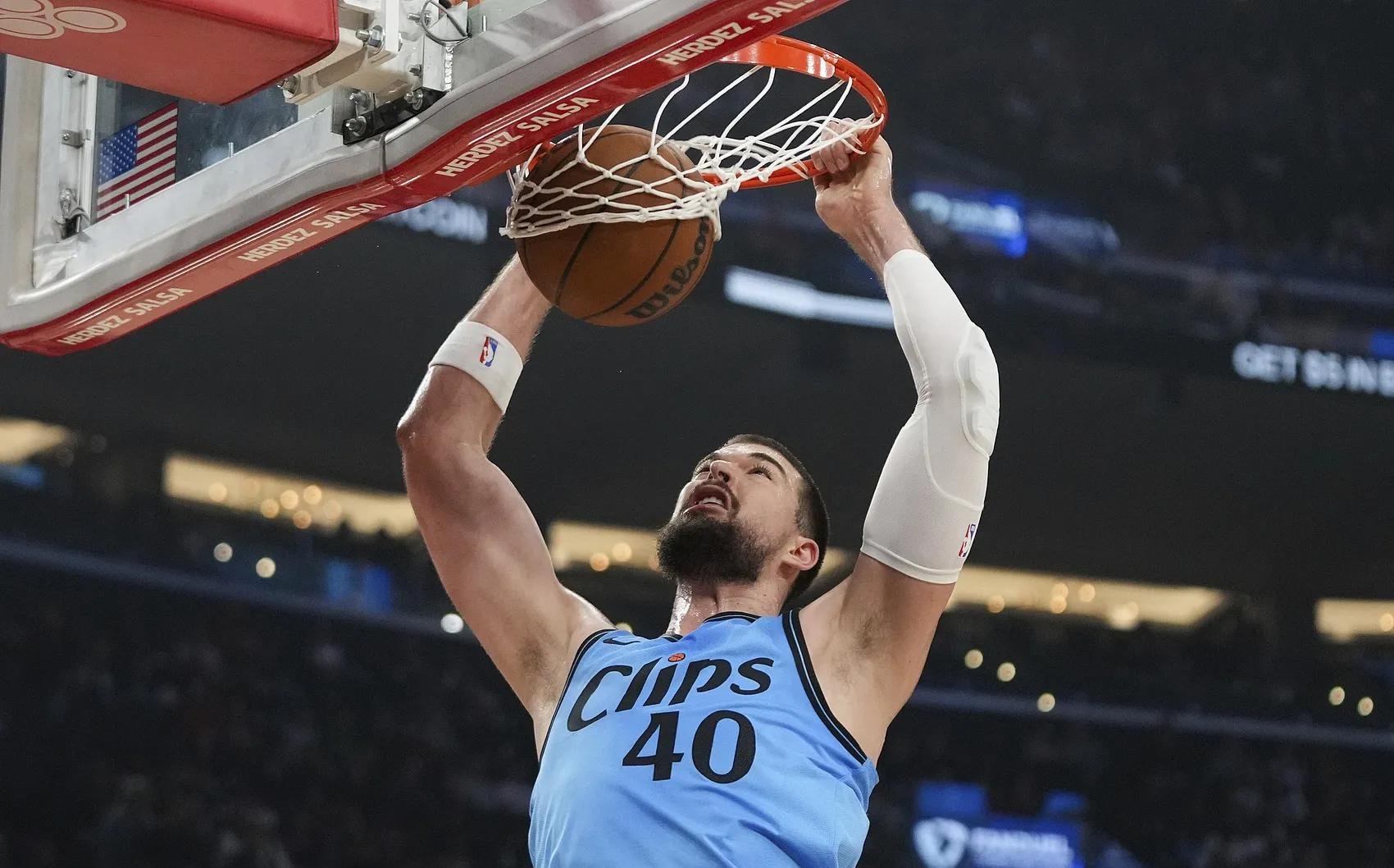 转折点！洛杉矶快船扳平良机，NBA常规赛加时末段攻防权衡，气氛紧张，临场指挥获称赞的简单介绍